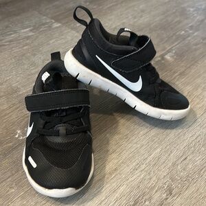 Nike flex black & white tennis shoes size 9 ( toddler)